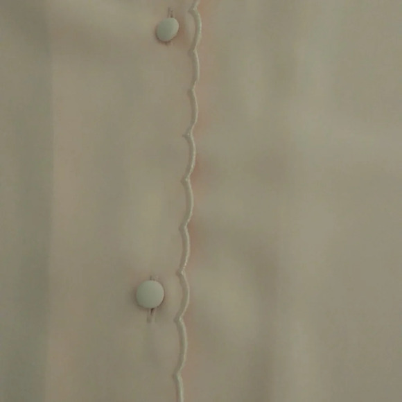 LA BLOUSE FEMININE, EMBROIDERED NECKLINE, SCALLOPED PLACKET, COVERED BUTTONS - Picture 8 of 10